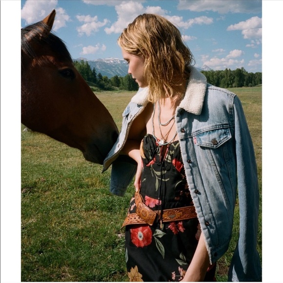 NWT Ex-Boyfriend Sherpa Trucker Jacket Light Wash - Picture 4 of 16